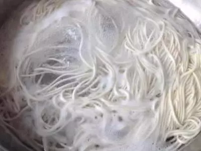 煮麵條是水開後才下鍋的?怪不得煮得不好吃,正確方法應該這樣做