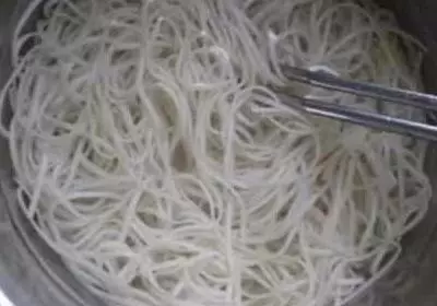 煮麵條是水開後才下鍋的?怪不得煮得不好吃,正確方法應該這樣做