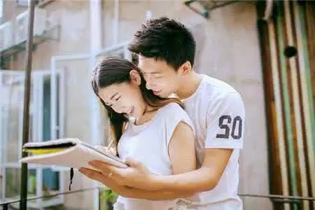 不顧哥哥反對,我選擇了和他再婚,當手機熒幕亮起來,讓我淚流不止!