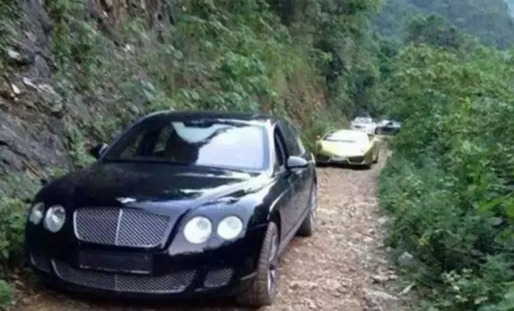兒子去世十年,兒媳不願改嫁,家門口來輛豪車,看后座男人媽淚目