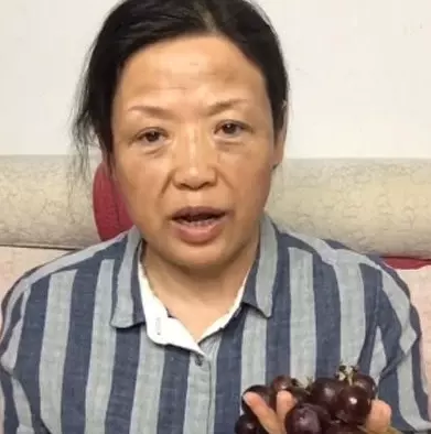 前夫打電話給大媽,邀請參加自己婚禮,化完妝後所有人都不淡定了!