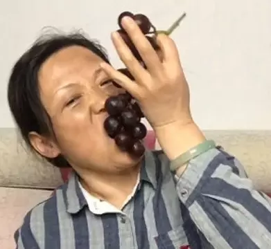 前夫打電話給大媽,邀請參加自己婚禮,化完妝後所有人都不淡定了!