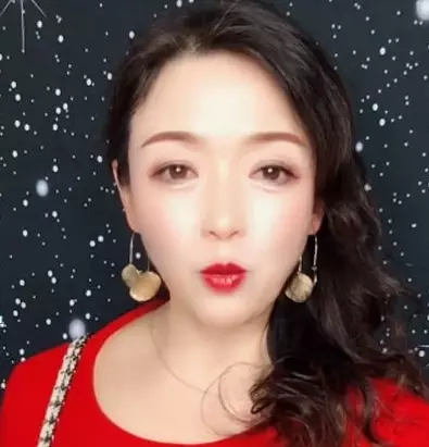 前夫打電話給大媽,邀請參加自己婚禮,化完妝後所有人都不淡定了!