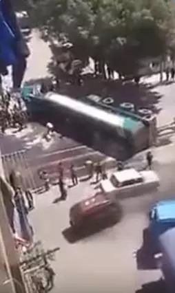 PETRONAS載油羅里發生意外側翻,38秒突然爆炸...圍觀群眾來不及逃命就……以後離這車遠點~【內有視頻】