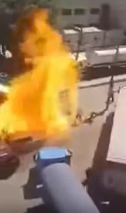 PETRONAS載油羅里發生意外側翻,38秒突然爆炸...圍觀群眾來不及逃命就……以後離這車遠點~【內有視頻】