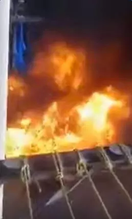 PETRONAS載油羅里發生意外側翻,38秒突然爆炸...圍觀群眾來不及逃命就……以後離這車遠點~【內有視頻】