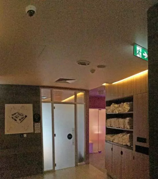 健身房蒸汽室外有電眼 女郎申訴「春光乍泄」