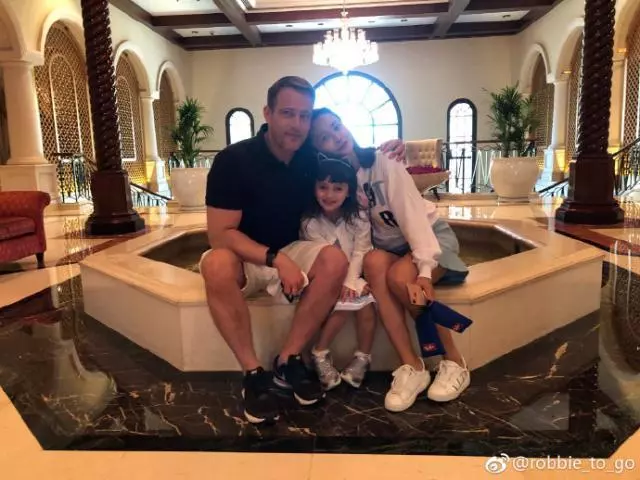 吳奇隆前妻混血寶寶已長大,繼女顏霸有氣質,兩家各自安好
