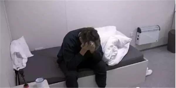 沒手機、沒電腦,一個人在「完全沒有社交的密閉空間」中呆5天,會發生什麼呢?這5個人的反應…