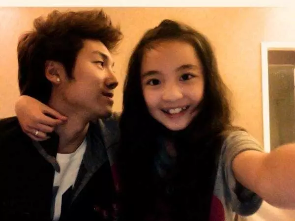 他把小蘿莉養成老婆!「8歲就一見鍾情」12歲認愛 如今兩人變這樣...真.十年養成計畫!