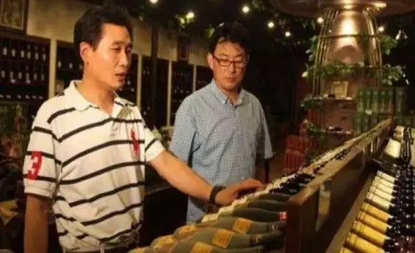 窮小子獲朋友借1000元創業,32年後贈朋友「1000萬大禮」