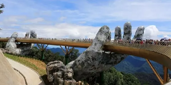 巨人雙手捧橋!越南斥資600億打造黃金橋 一踏上去「瞬間置身夢幻雲海」彷彿來到仙境