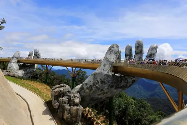 巨人雙手捧橋!越南斥資600億打造黃金橋 一踏上去「瞬間置身夢幻雲海」彷彿來到仙境
