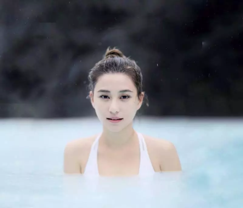 【嗶嗶嗶!禁~】賭王最索女兒發放500k粉絲福利, 超狂泡溫泉照大曝光!網友: 這樣爸爸知道麼?