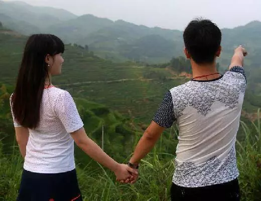 我一個月賺8000,老婆卻叫我把錢給岳母,還背著我做這種事...我是不是應該離婚?