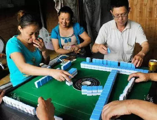 我一個月賺8000,老婆卻叫我把錢給岳母,還背著我做這種事...我是不是應該離婚?
