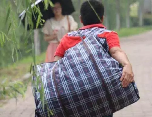 我一個月賺8000,老婆卻叫我把錢給岳母,還背著我做這種事...我是不是應該離婚?