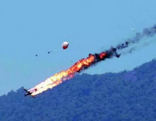 飛行員打瞌睡,戰機撞上航母,60人出現傷亡差點引發核爆炸