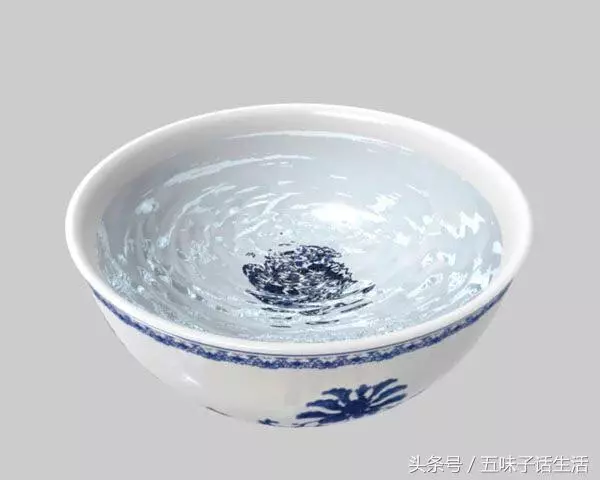 雲林表哥突然打來說「想討一碗水」媽媽瞬間臉色凝重... 他好奇上網發問「背後意義」網友:請節哀