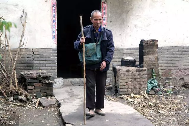 兒媳堅決不肯借錢給公公到醫院看病,兒子從房裡出來後,兒媳傻了