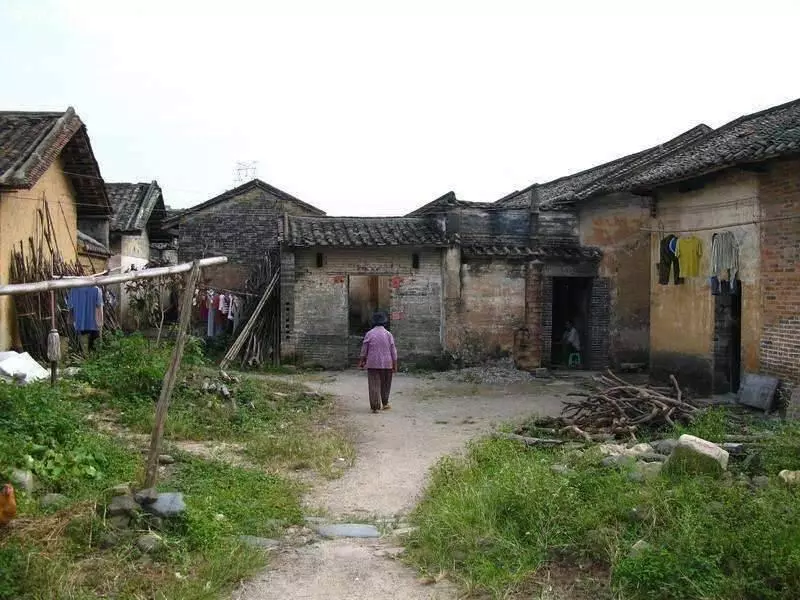 丈夫外地打工三年回家,進門就洗澡,我打開他的行李箱,含淚報警