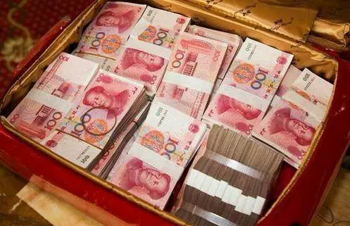 丈夫外地打工三年回家,進門就洗澡,我打開他的行李箱,含淚報警