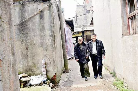 老父分家,給繼子價值千萬的鋪子,給親子一座老宅,卻救親子一命