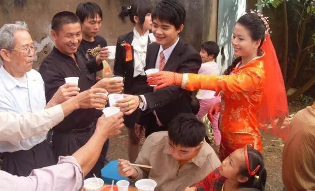 父親生前欠二十萬,大兒子裝聾作啞小兒子去還債,見到債主傻了