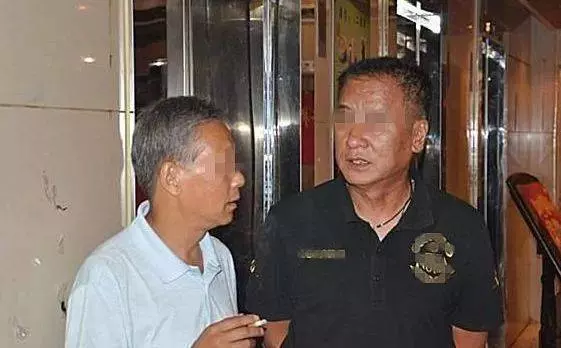 父親生前欠二十萬,大兒子裝聾作啞小兒子去還債,見到債主傻了
