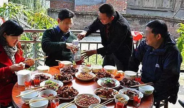 父親生前欠二十萬,大兒子裝聾作啞小兒子去還債,見到債主傻了
