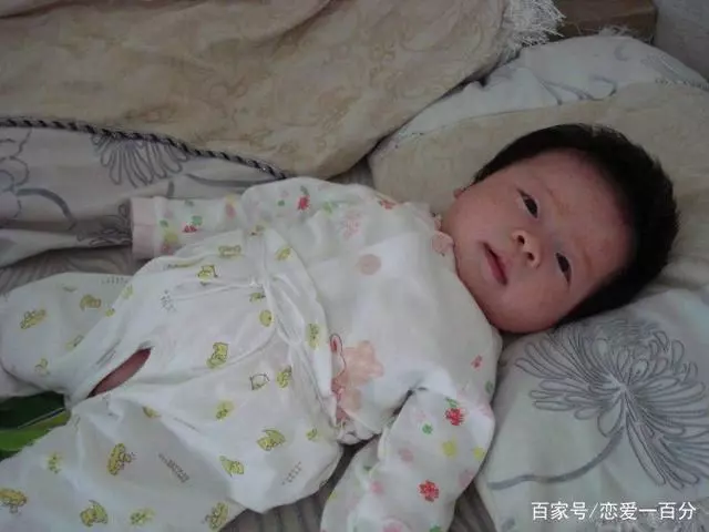 姐出嫁我送輛車,我生孩子她只送箱紙尿布,打開拿來用,我熱淚盈眶