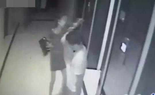 顧客「3次都太粗魯」,應召女再遇見嚇到發抖奔潰掉頭就跑!