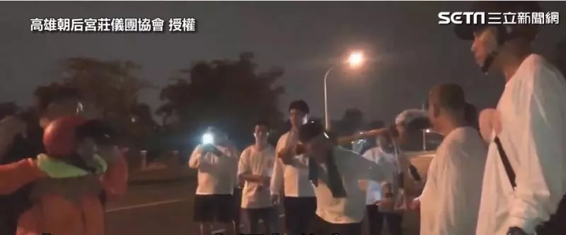 女友被鬼附身亂吼!媽祖降駕「霸氣渡化降妖」全場嚇傻 過程太激烈「連轎班都被殃及」