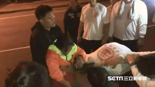 女友被鬼附身亂吼!媽祖降駕「霸氣渡化降妖」全場嚇傻 過程太激烈「連轎班都被殃及」