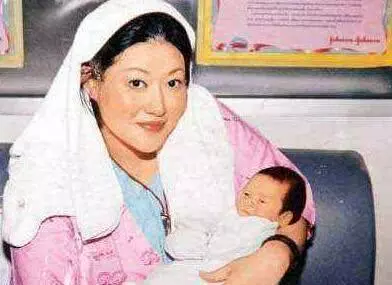 15年前她跳樓輕生,把孩子丟給王菲,如今兒子長大卻不認媽媽?