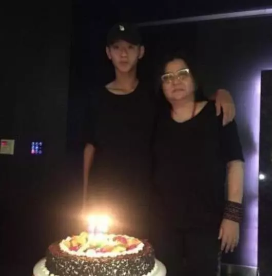 15年前她跳樓輕生,把孩子丟給王菲,如今兒子長大卻不認媽媽?