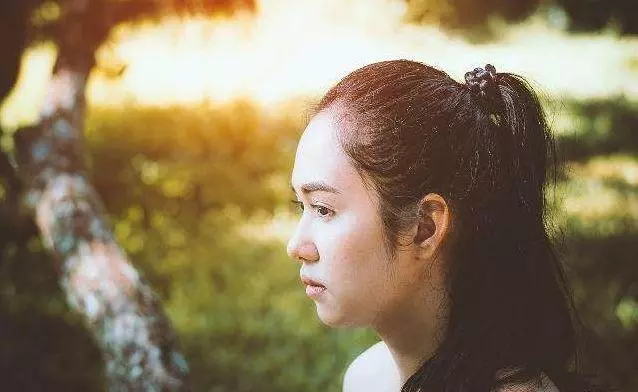 女子遠嫁,回娘家借錢被拒,巧遇表叔借3萬度過難關,還錢時淚目
