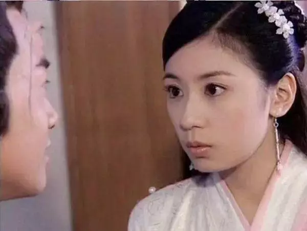 44歲賈靜雯換新髮型,剪掉十年長發,加上一條格紋裙直接美回24歲,網友:難怪修傑那麼愛她~