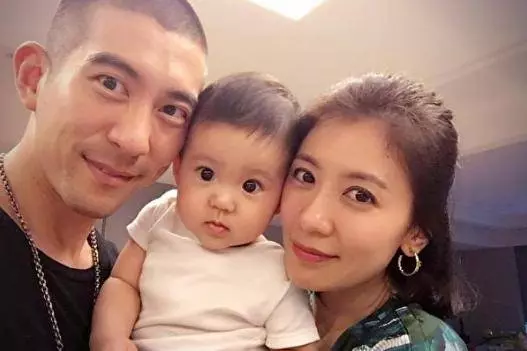 44歲賈靜雯換新髮型,剪掉十年長發,加上一條格紋裙直接美回24歲,網友:難怪修傑那麼愛她~