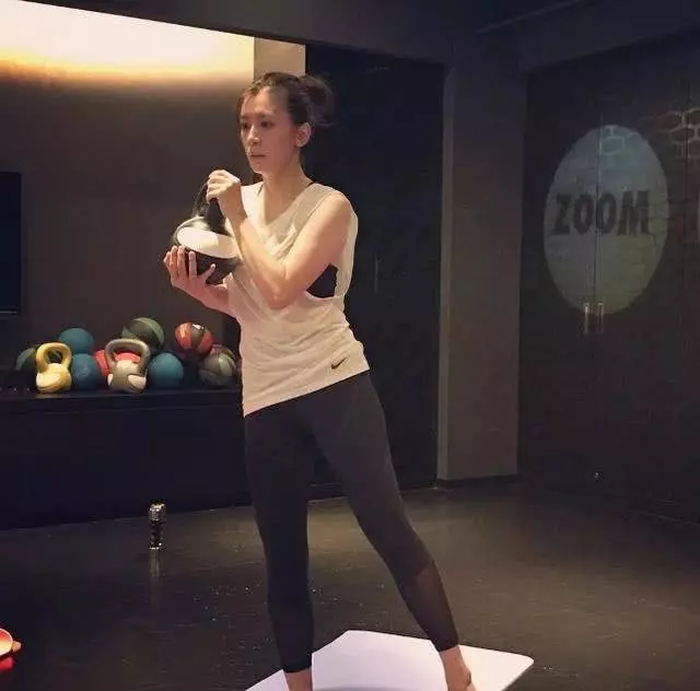 44歲賈靜雯換新髮型,剪掉十年長發,加上一條格紋裙直接美回24歲,網友:難怪修傑那麼愛她~