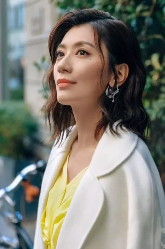 44歲賈靜雯換新髮型,剪掉十年長發,加上一條格紋裙直接美回24歲,網友:難怪修傑那麼愛她~