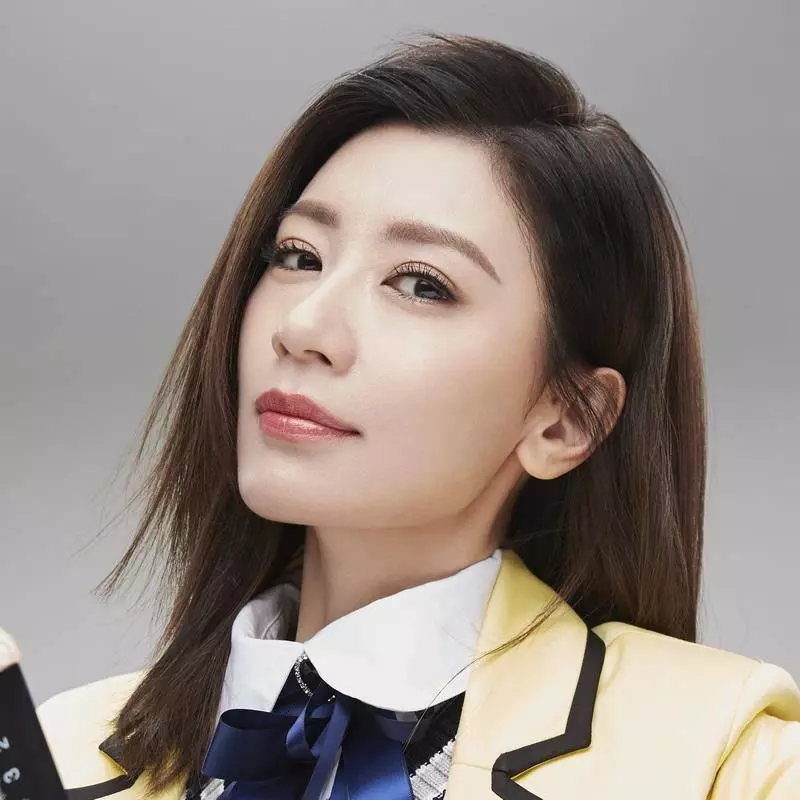 44歲賈靜雯換新髮型,剪掉十年長發,加上一條格紋裙直接美回24歲,網友:難怪修傑那麼愛她~