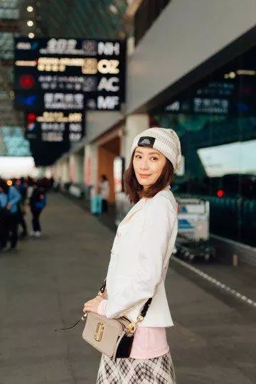 44歲賈靜雯換新髮型,剪掉十年長發,加上一條格紋裙直接美回24歲,網友:難怪修傑那麼愛她~