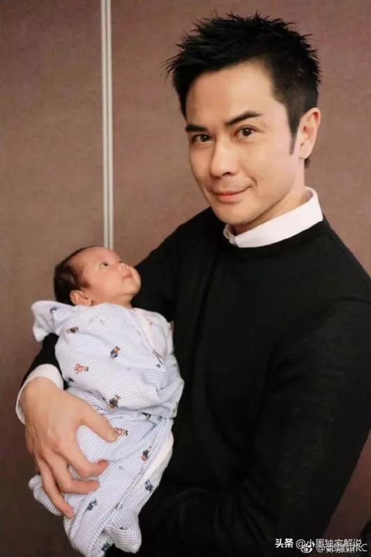 鄭嘉穎兒子滿月,正臉曝光大眼睛有神直盯帥爸爸,陳凱琳美艷如初