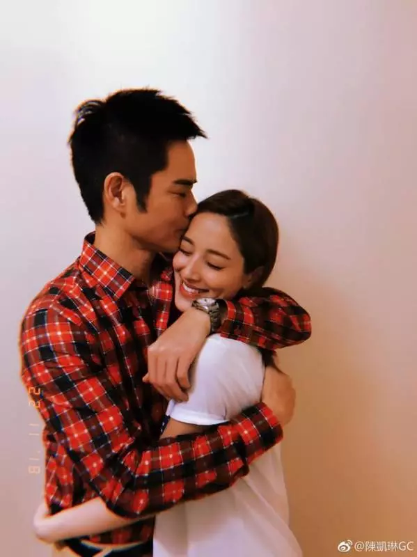 鄭嘉穎兒子滿月,正臉曝光大眼睛有神直盯帥爸爸,陳凱琳美艷如初