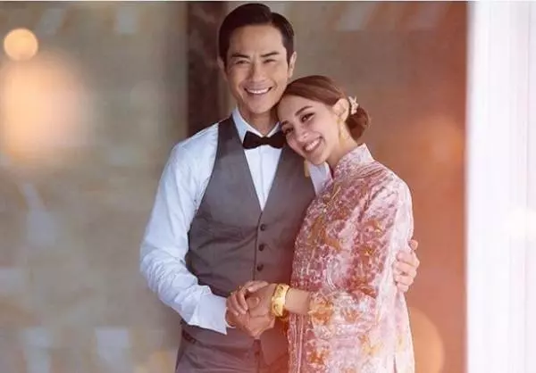 鄭嘉穎兒子滿月,正臉曝光大眼睛有神直盯帥爸爸,陳凱琳美艷如初