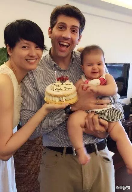 梁詠琪女兒近照,五官如今越來越立體,完全看不到媽媽的影子了,網友:混血兒就是不一樣~