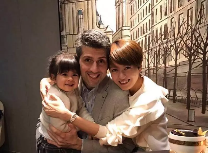 梁詠琪女兒近照,五官如今越來越立體,完全看不到媽媽的影子了,網友:混血兒就是不一樣~