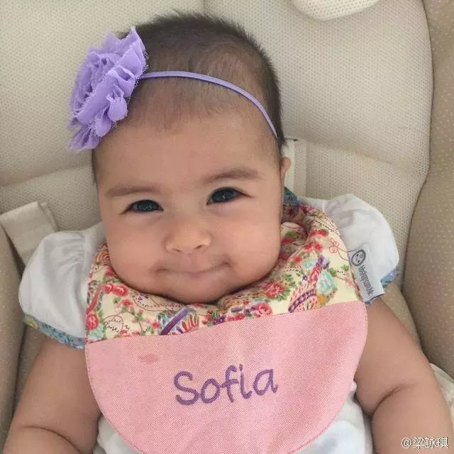 梁詠琪女兒近照,五官如今越來越立體,完全看不到媽媽的影子了,網友:混血兒就是不一樣~