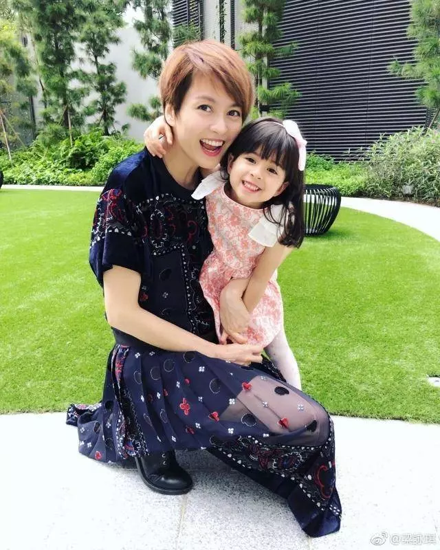 梁詠琪女兒近照,五官如今越來越立體,完全看不到媽媽的影子了,網友:混血兒就是不一樣~